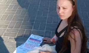 Москвичка з прапором Росії безуспішно шукала в Києві бандерівців