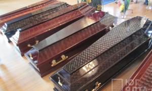 До Криму привезли надгробки й труни з Луганська