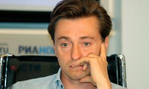 Сергія Безрукова сфотографували, коли він ніжно тримав за руку режисерку