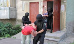 У Чернігові міліція штурмом брала квартиру, щоб дістатись до вимагачів грошей 