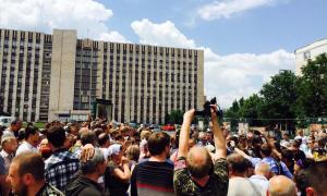 Навіть милиці не допомогли Захарченку заспокоїти розгніваний мітинг