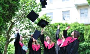 Випускники вишів цього року отримають “папір” замість “пластику”