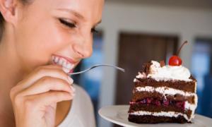 Вчені назвали топ-5 психологічних причин переїдання 