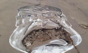 У Росії активісти малюють карикатури на політиків на дорожніх вибоїнах 