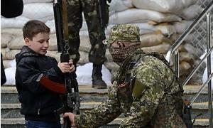 На Донбасі бойовики вчать дітей рити окопи та розбирати автомати 
