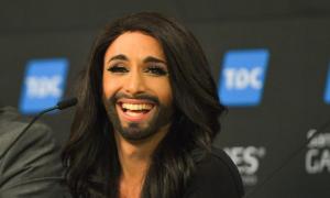 Кончіта Вурст показала груди