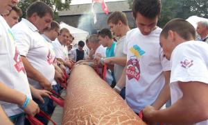 Вихідними у Луцьку робили п’ятиметрову ковбасу