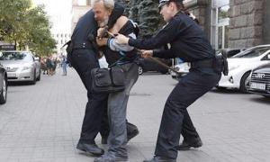 Патрульна поліція і цивільний втихомирили агресивного безхатька