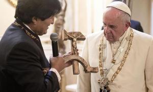 Папа Франциск отримав у подарунок розп’яття у вигляді серпа і молота