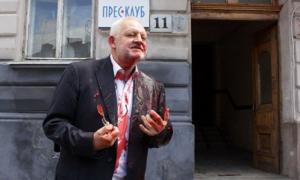 У Львові нардеп-опозиціонер вмився свинячою кров’ю від «Правого сектору» 