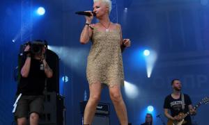 Діана Арбеніна несподівано одягла сукню і перефарбувалася