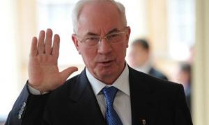 Азаров каже, що не спілкується з Януковичем