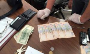 На хабарі піймали керівників МРЕВ столичної ДАІ
