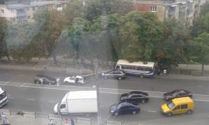 У Львові стовп, який збила маршрутка, розчавив дві автівки 