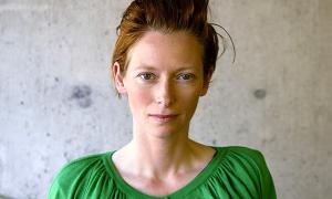 Актриса Тільда Суїнтон перетворилася на справжню красуню заради нової ролі