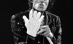 Легендарні блискучі білі рукавички Майкла Джексона продали за $64 тис. 