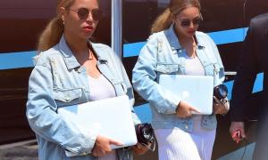 Бейонсе в аеропорту ховала помітно округлий животик за лептопом і фотокамерою