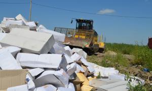 Перші фото знищення у РФ санкційних продуктів. У Бєлгородській області 10 тонн сиру розчавили катком і змішали із землею