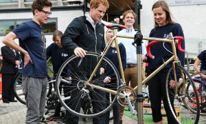 Британський принц Гаррі продає свій золотий велосипед