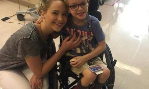 Зірка «Голодних ігор» Дженніфер Лоуренс у перерві між зйомками відвідала дитячу лікарню 