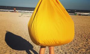 Могилевська потанцювала на пляжі з кріслом на шиї