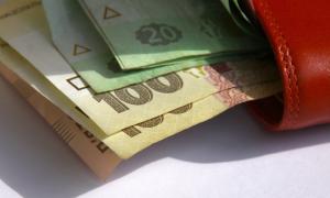 Зарплатне рабство скасовують: українці самі вибиратимуть, у якому банку отримувати платню