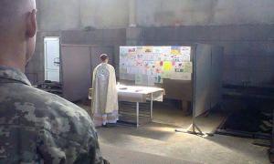 У польовій українській церкві на війні замість ікон — дитячі малюнки 