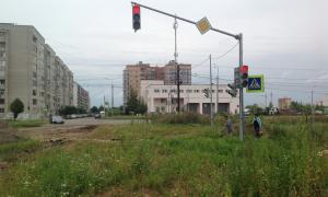 У російському місті Ярославль встановили світлофор на пустирі. А щоб його не вкрали — під’єднали до електромережі