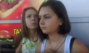 У Криму бойовик змусив дівчину зняти прикрасу із символікою України