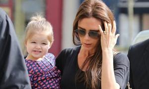 Вікторія Бекхем зводила чотирирічну доньку на манікюр