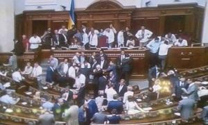 Депутати-радикали з самого ранку заблокували президію Ради 