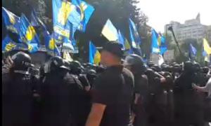 Є перші постраждалі внаслідок сутичок мітингувальників і Нацгвардії під Радою