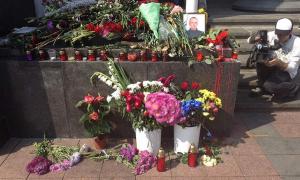 Кияни несуть квіти до Верховної Ради 