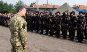 Порошенко пообіцяв зберегти призов до армії 