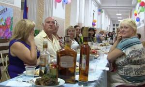 В анексованому Криму вчителі влаштували пиятику в коридорі школи (відео)