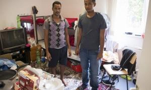 У Німеччині біженців поселили на території концтабору