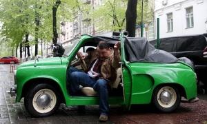 Рекордне весілля у стилі 60-х з горбатими 