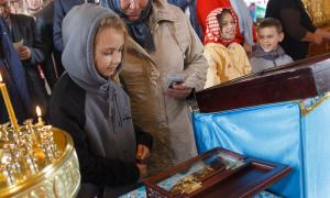 У Новосибірській області РФ відбулася хресна хода з тапочкою Спиридона Триміфунтського