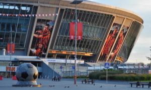 З «Донбас-Арени» через загрозу мінування евакуювали 500 волонтерів