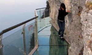 Скляний міст над прірвою в Китаї тріснув просто під ногами туристів