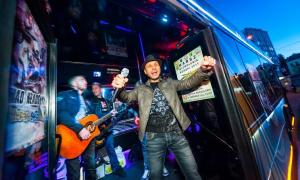 Група «Мед Хедс» влаштували вечірку на колесах