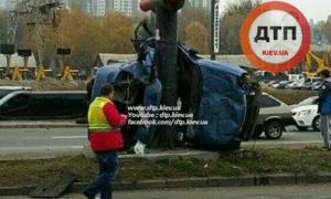 У Києві іномарка врізалася в стовп