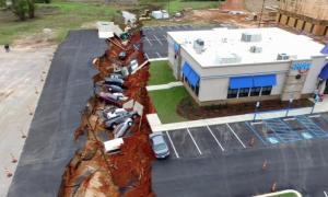 У США 15 авто пішли під землю через обвал дорожнього покриття