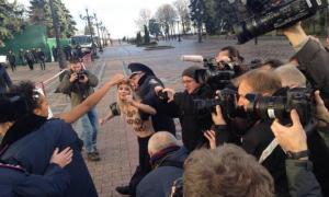 Поліцейські затримали під Радою гологрудих активісток Femen