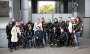 Соломія Вітвіцька та Ірена Карпа проїхалися Києвом у інвалідних візках