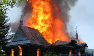 Вогнеборці ліквідували пожежу в храмі в Львівській області