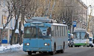 У російському Петрозаводську пенсіонер помер у тролейбусі, який ледве наздогнав перед тим