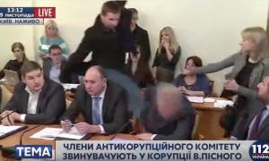 Депутат Парасюк в прямому ефірі вдарив СБУшника ногою по голові