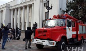 Верховну Раду «замінували»: евакуюють журналістів, приїхали вибухотехніки