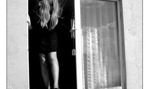 У російському Іркутську жінка викинула з вікна своїх дітей і стрибнула слідом за ними